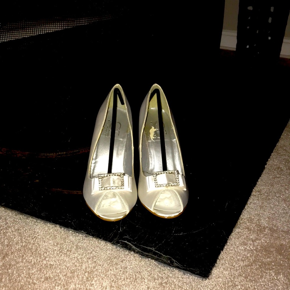 NWT! Chinese Laundry - White Peep toe heels with sparkly bow!✨